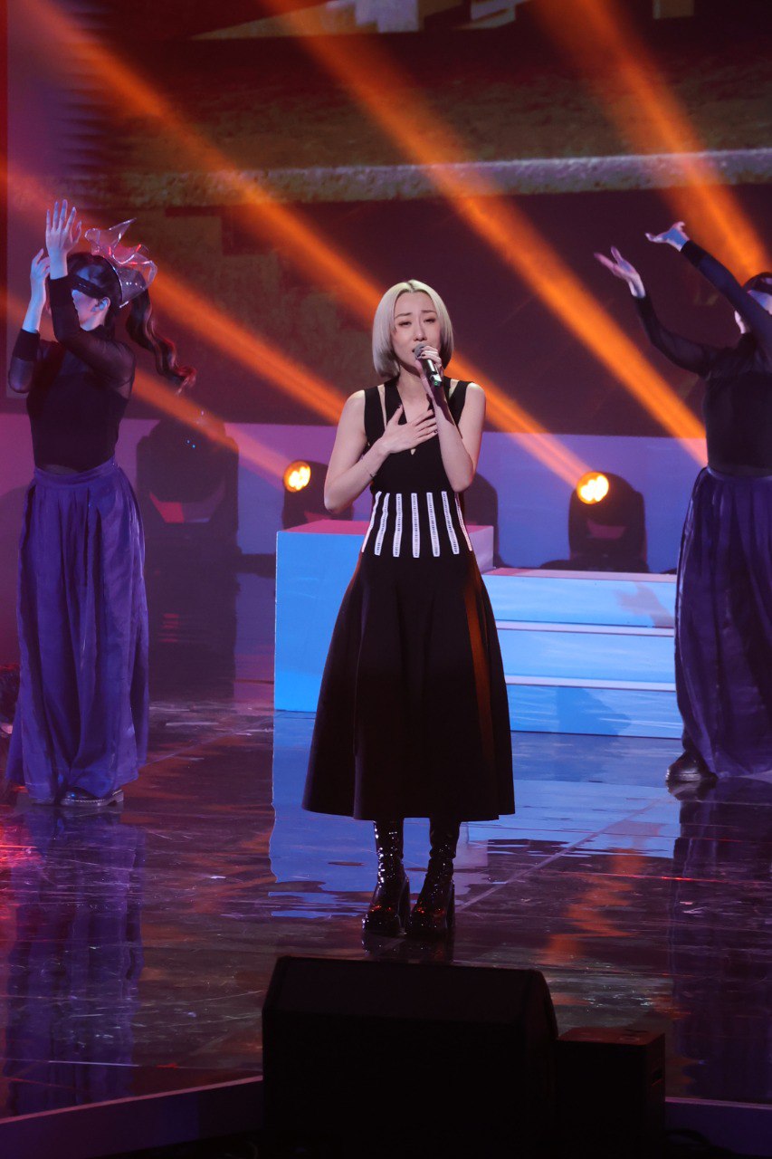 她在台上表演時被受惠家屬一番話所感動，因而強忍淚水演出，她稱唱歌也會被歌詞感動。